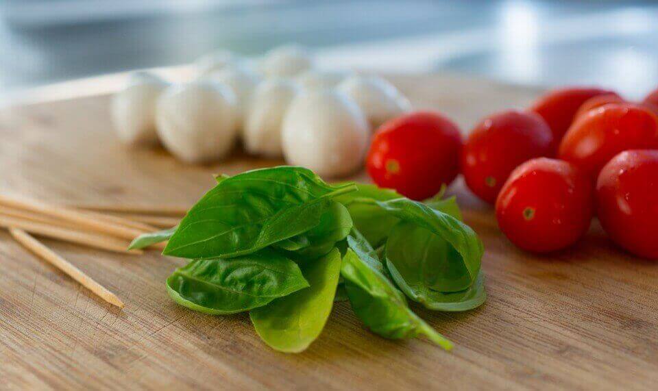 Comment ciseler des feuilles de basilic frais ?
