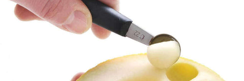 Technique de découpe : Comment utiliser une cuillère à pomme parisienne ?