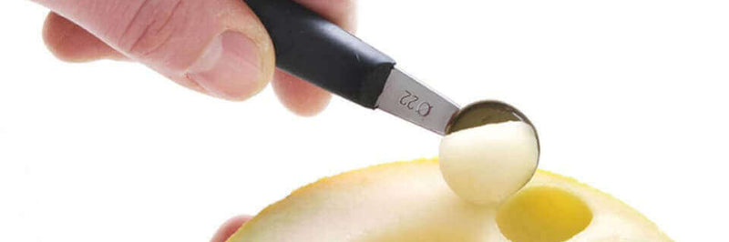 Technique de découpe : Comment utiliser une cuillère à pomme parisienne ?