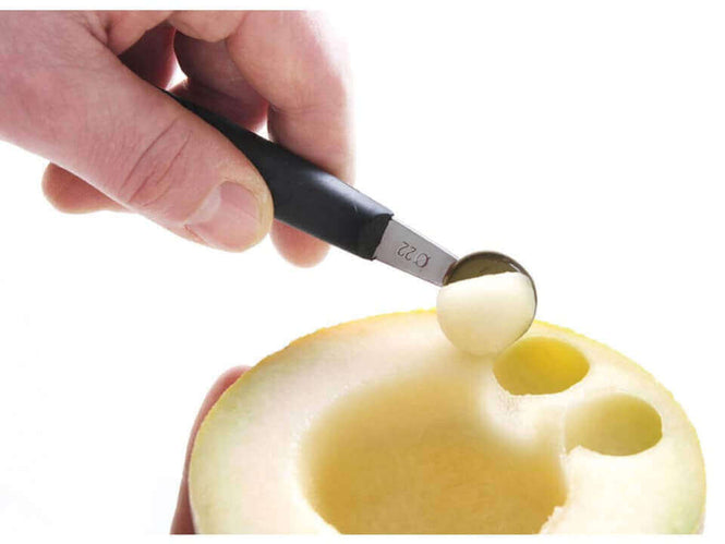 Technique de découpe : Comment utiliser une cuillère à pomme parisienne ?