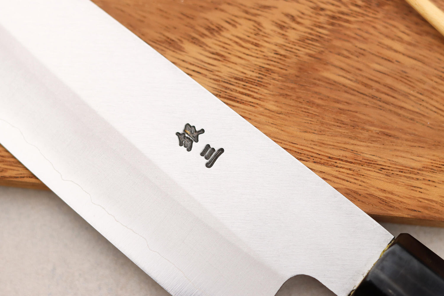 Couteau santoku kiritsuke 18cm japonais artisanal Momotaro Ginsan manche en magnolia
