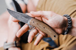 Couteau Böker Boxer Fixed 120503 lame en acier 8,4cm manche en micarta marron + étui en cuir