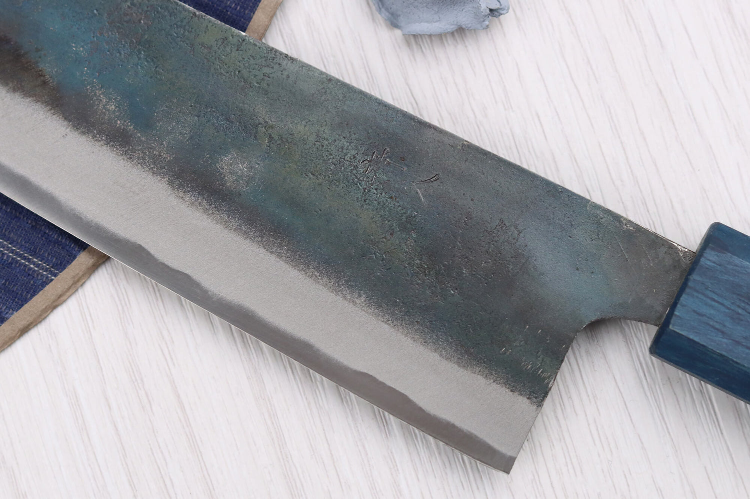 Couteau santoku 16,5cm japonais artisanal Yoshihiro Rugged Black