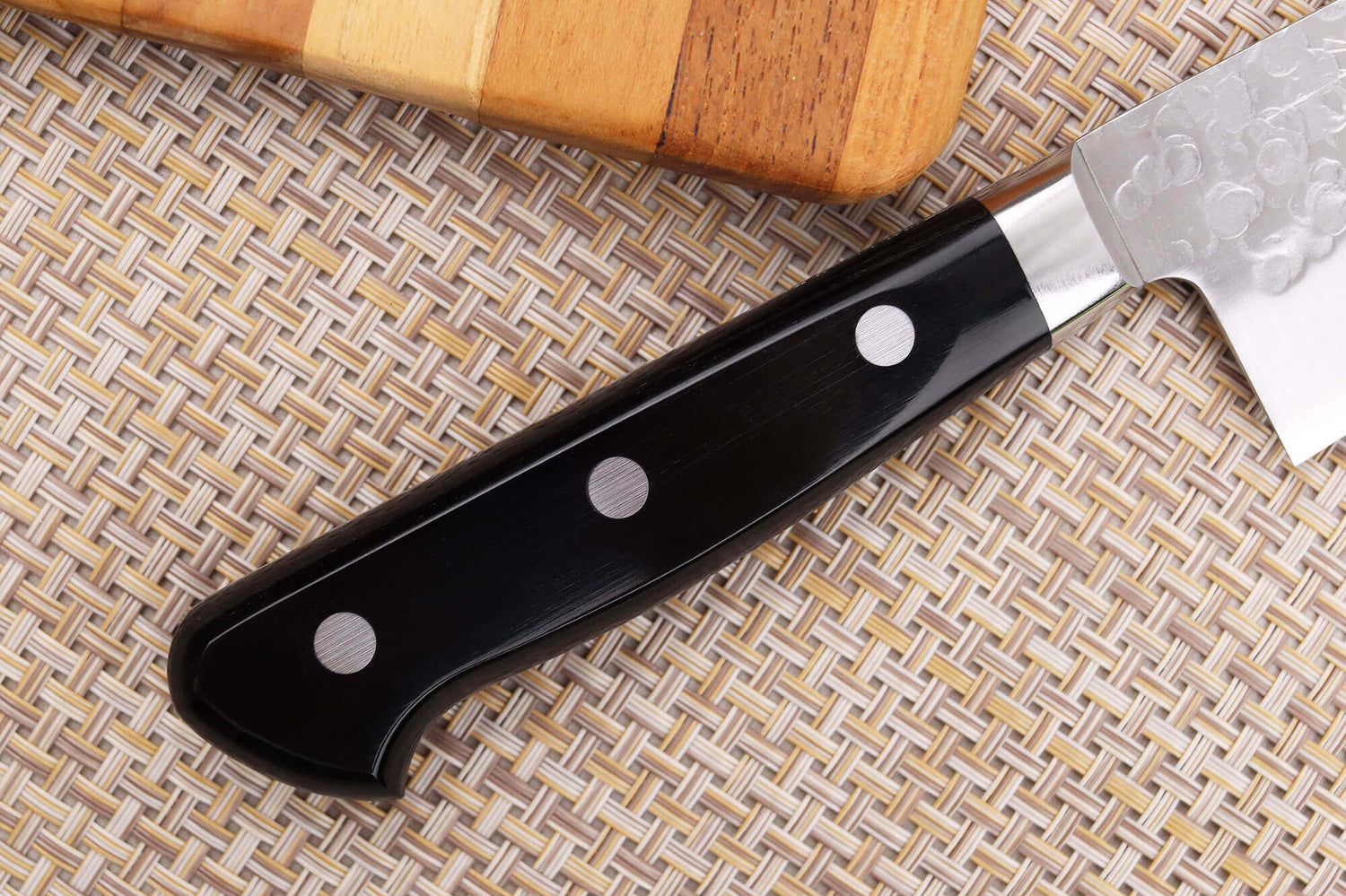 Couteau santoku japonais artisanal Takamura VG10 Tsuchime 16,5cm