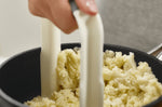 Presse-purée ergonomique Joseph Joseph Easy-Mash en polymère blanc
