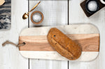 Planche de service Artesà en marbre blanc et bois d'acacia 46x20cm