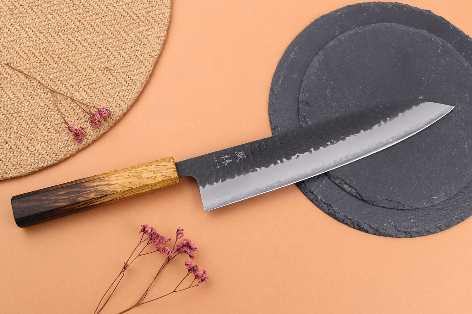 Couteau de chef 24cm japonais artisanal Yuzo Black AS chêne brûlé
