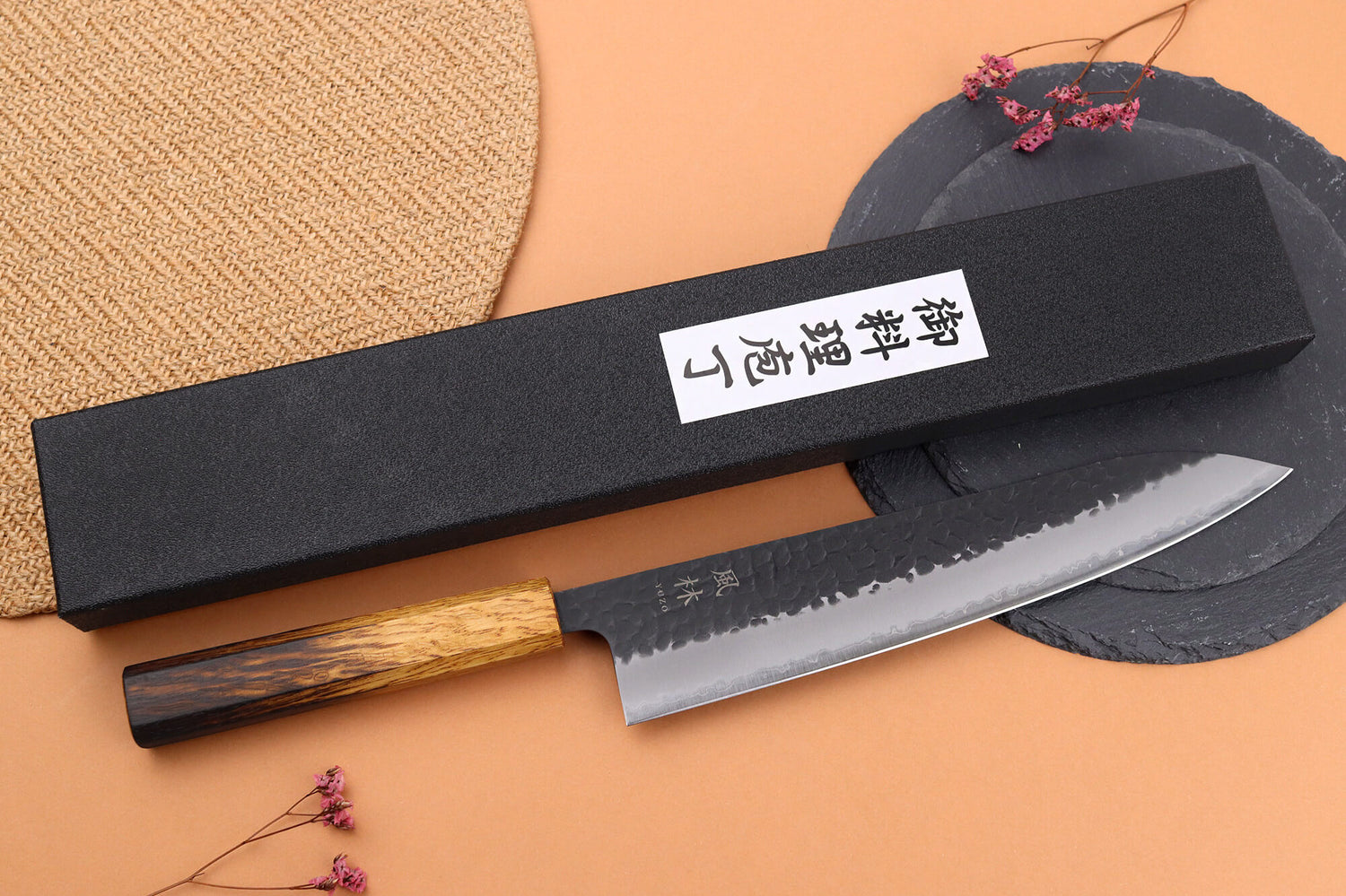 Couteau de chef 24cm japonais artisanal Yuzo Black AS chêne brûlé