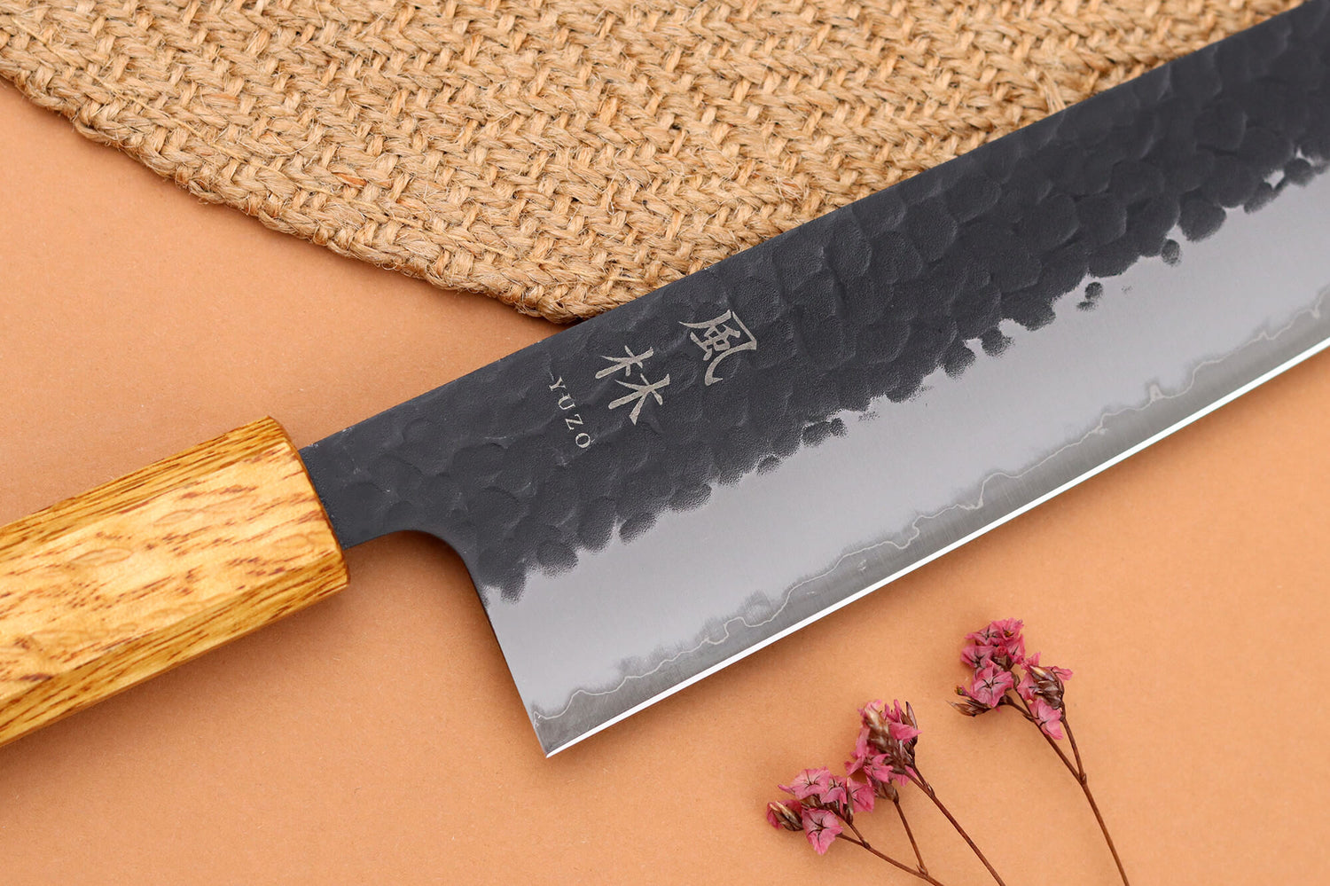 Couteau de chef 24cm japonais artisanal Yuzo Black AS chêne brûlé