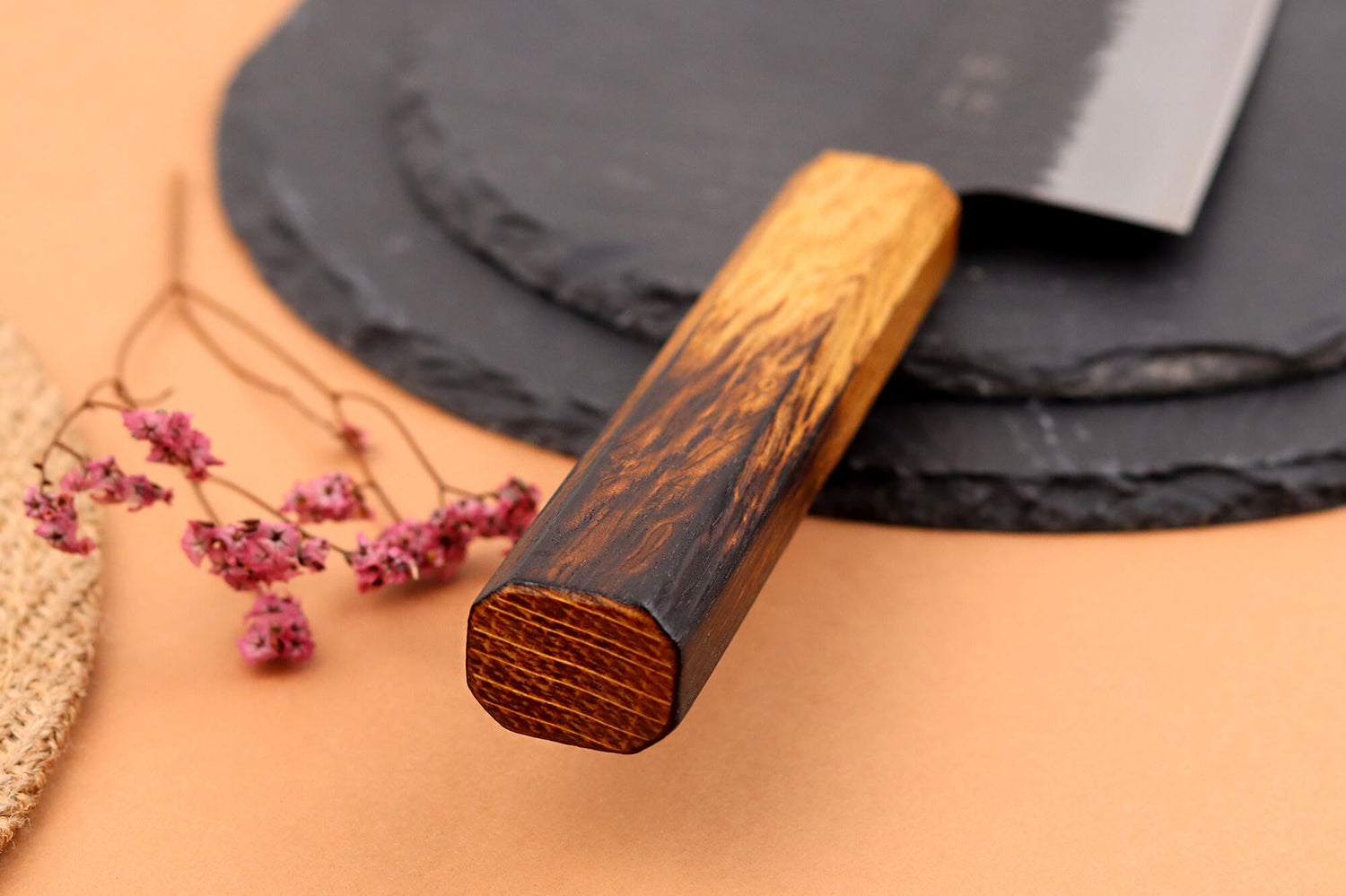Couteau de chef 24cm japonais artisanal Yuzo Black AS chêne brûlé