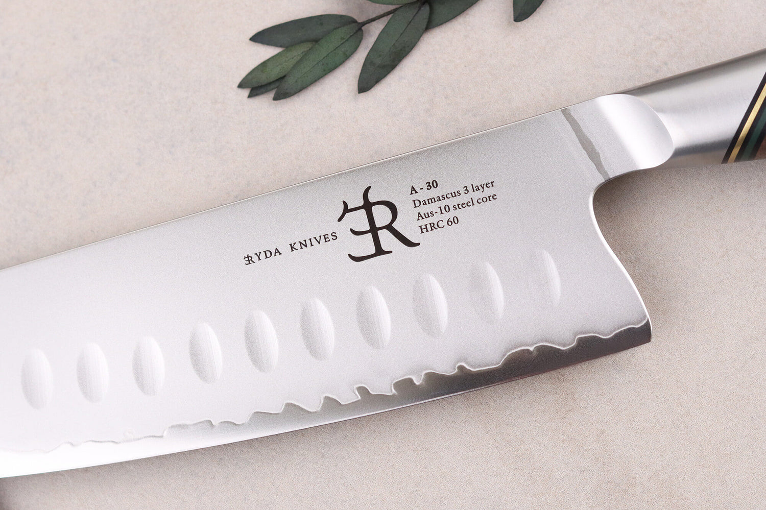 Couteau santoku 18cm Ryda Knives A-30 San Maï et manche en noyer