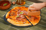 Plat à pizza Cookut Le Formidable avec coupe-pizza myrtille
