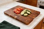 Planche à découper Wusaki bois d'acacia damier pieds antidérapants 40 x 28,5 x 2,5cm