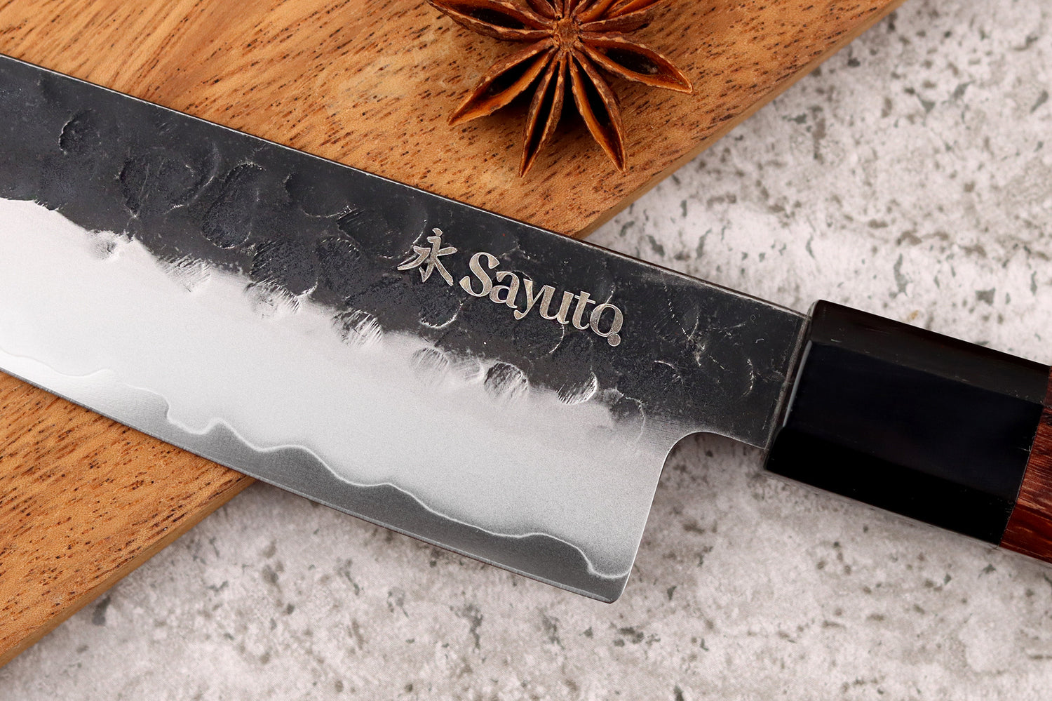 Couteau santoku Sayuto Séquoia San Mai martelé 13,5cm