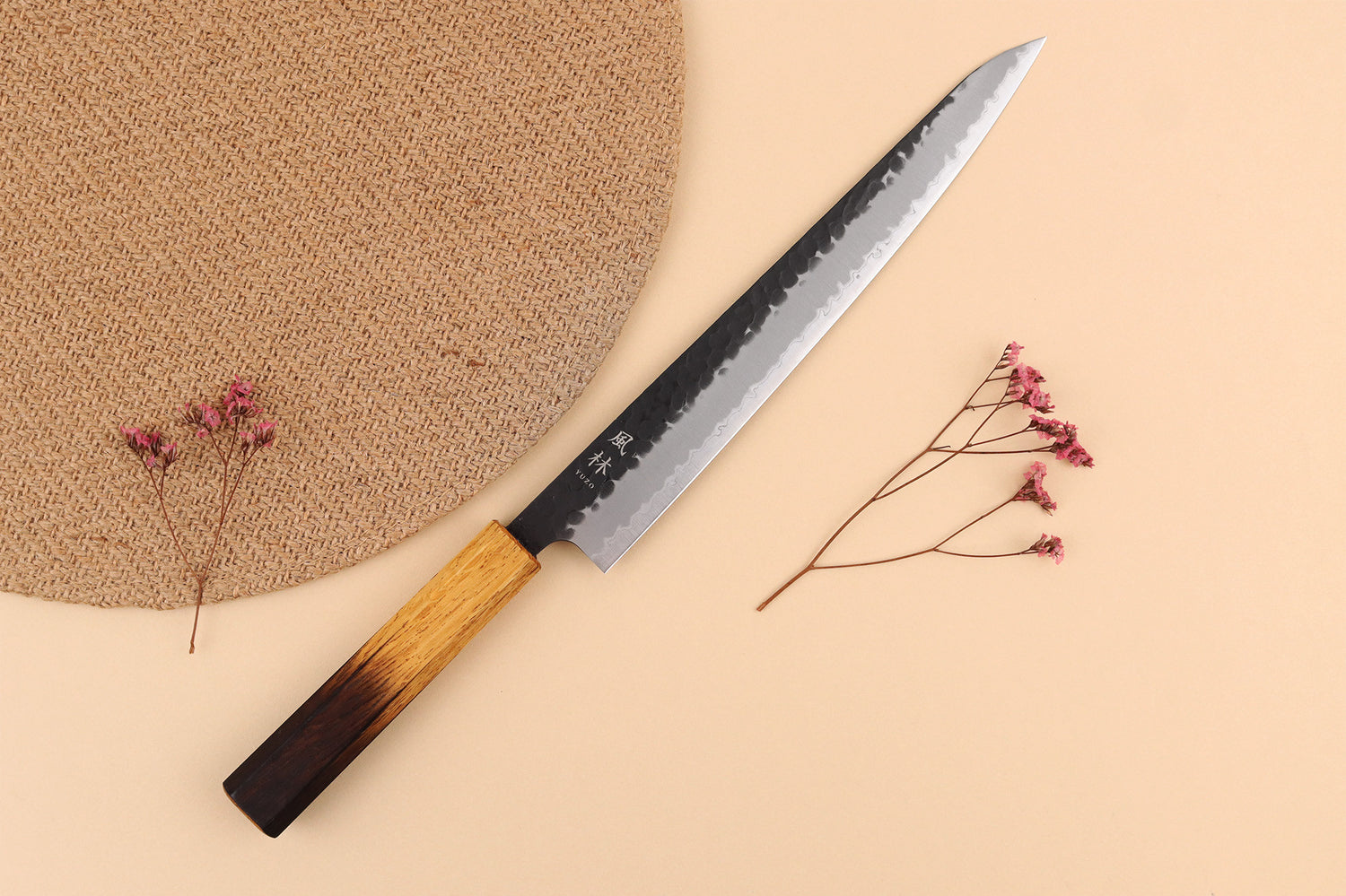 Couteau sujihiki 24cm japonais artisanal Yuzo Black AS chêne brûlé