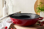 Wok Staub 30cm cerise en fonte émaillée avec couvercle en verre et grille en inox