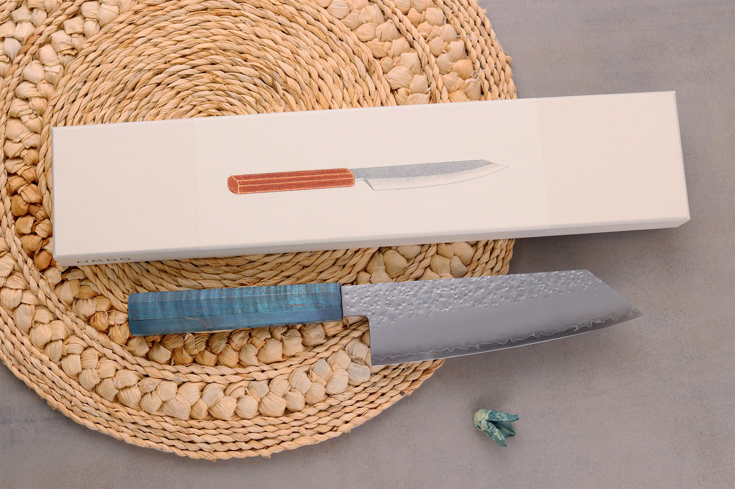 Couteau bunka 17cm japonais artisanal Hado Shiosai VG10 manche bleu