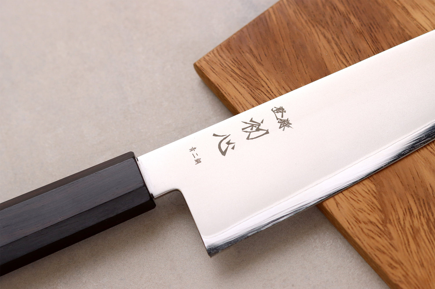 Couteau santoku 17cm japonais artisanal Hatsukokoro Kaijin BS2 ébène