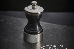Moulin à sel manuel Peugeot Palace en bois de hêtre noir satin et métal argenté 10cm