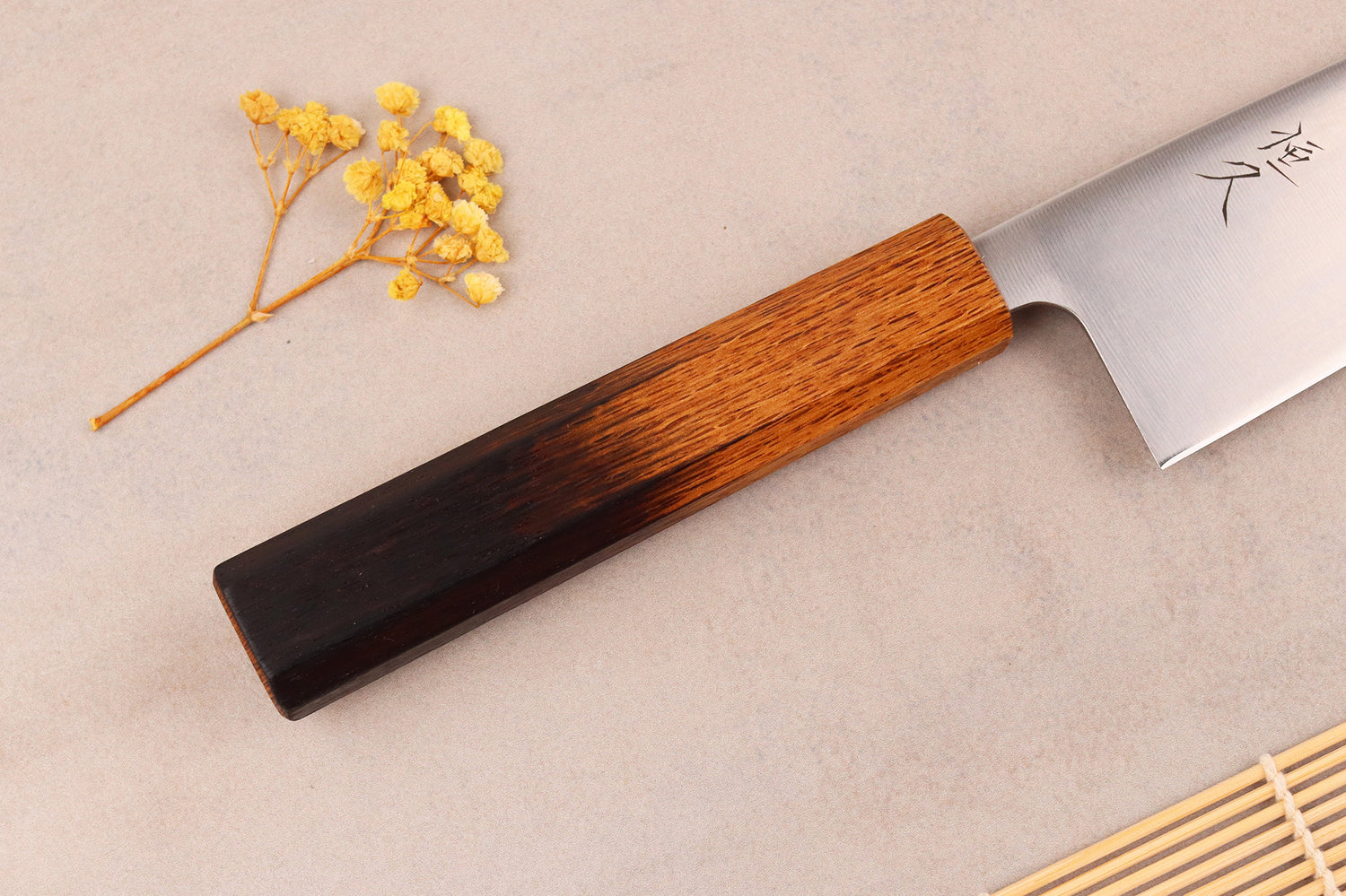 Couteau santoku 16,5cm artisanal japonais Tsunehisa AUS8 manche en chêne brûlé