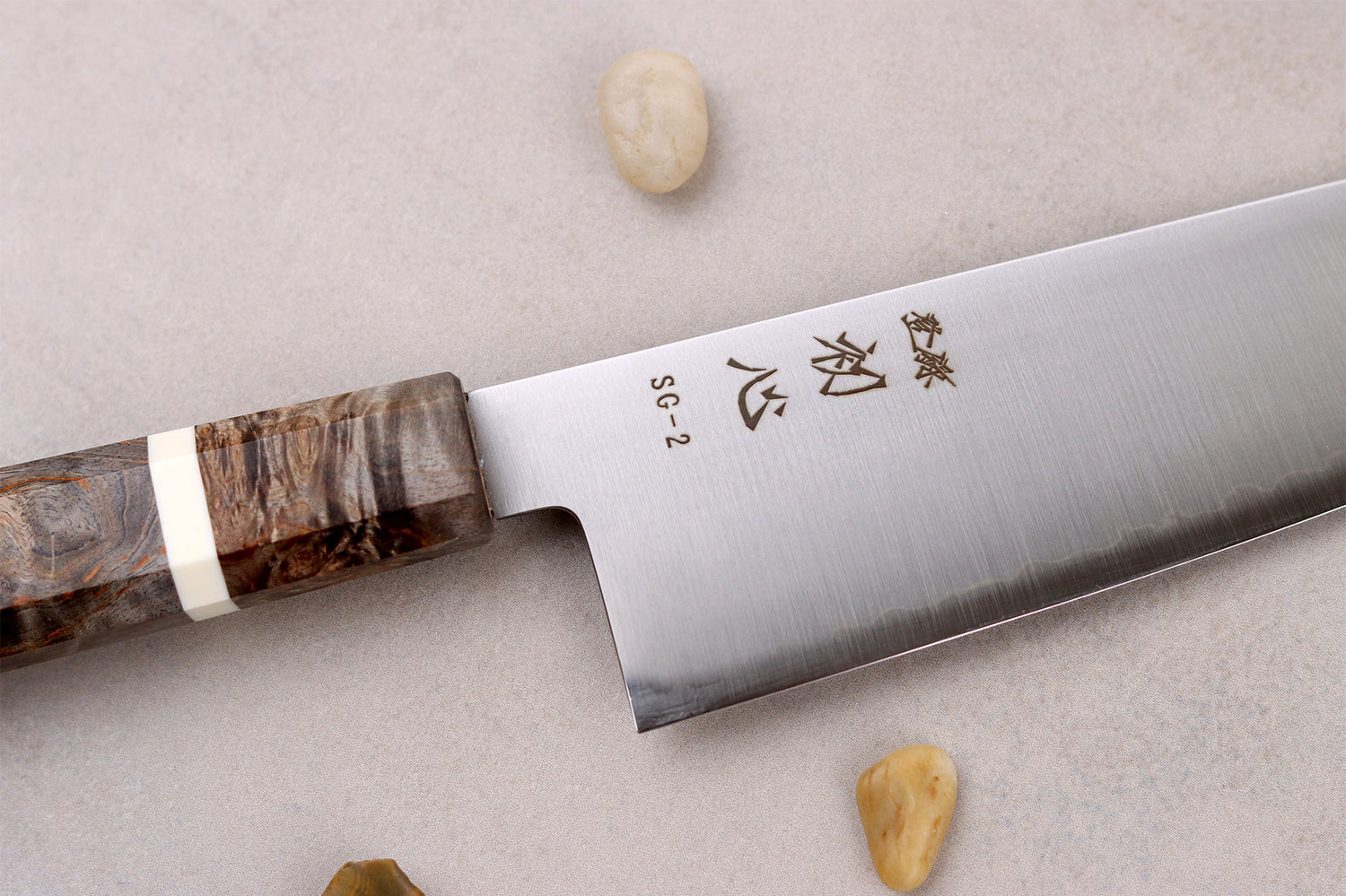 Couteau santoku 18cm japonais artisanal Hatsukokoro Hayabusa SG2 San Maï