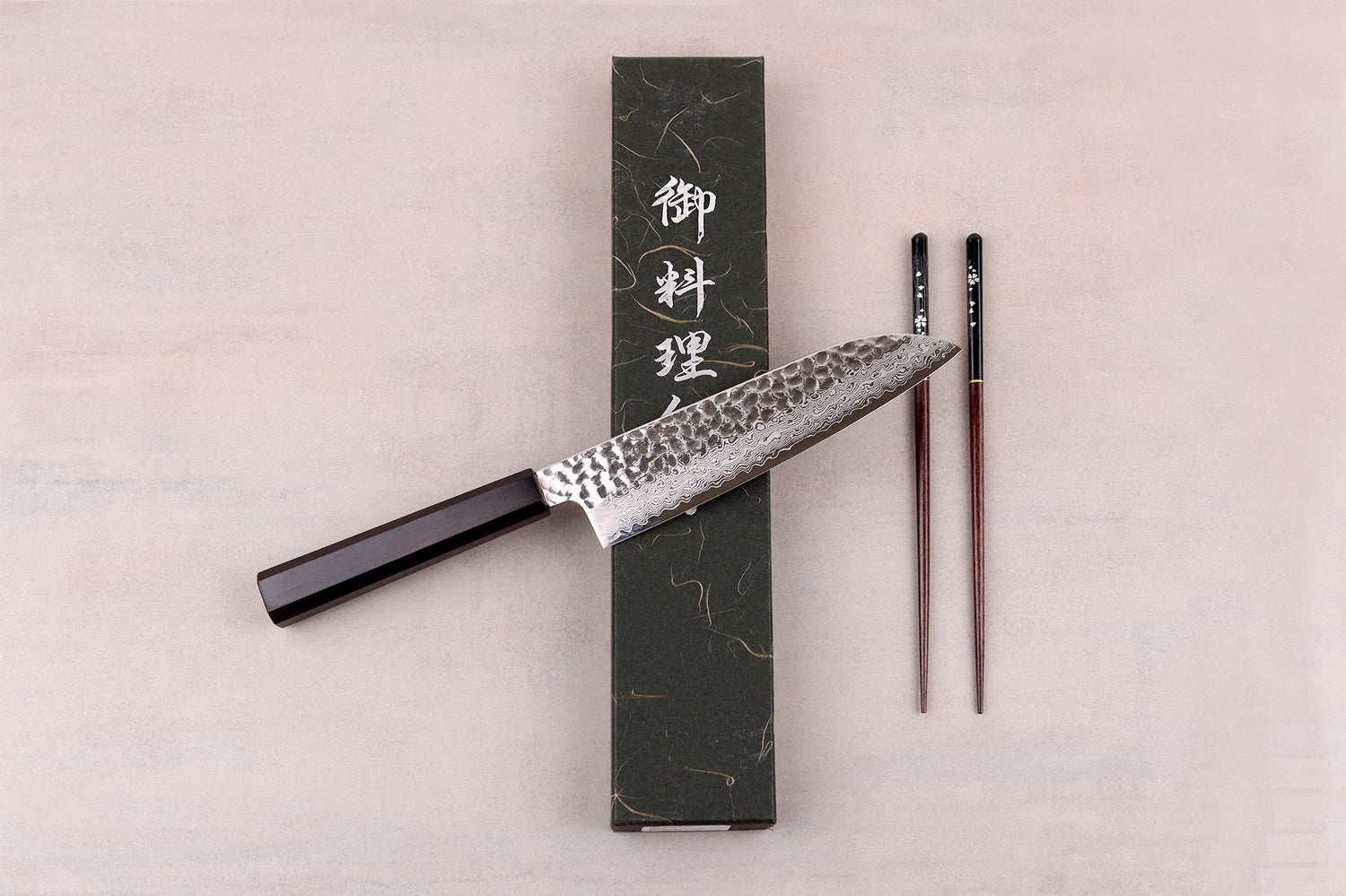 Couteau santoku 18cm japonais artisanal Hatsukokoro Hayabusa VG10 Damas Tsuchime