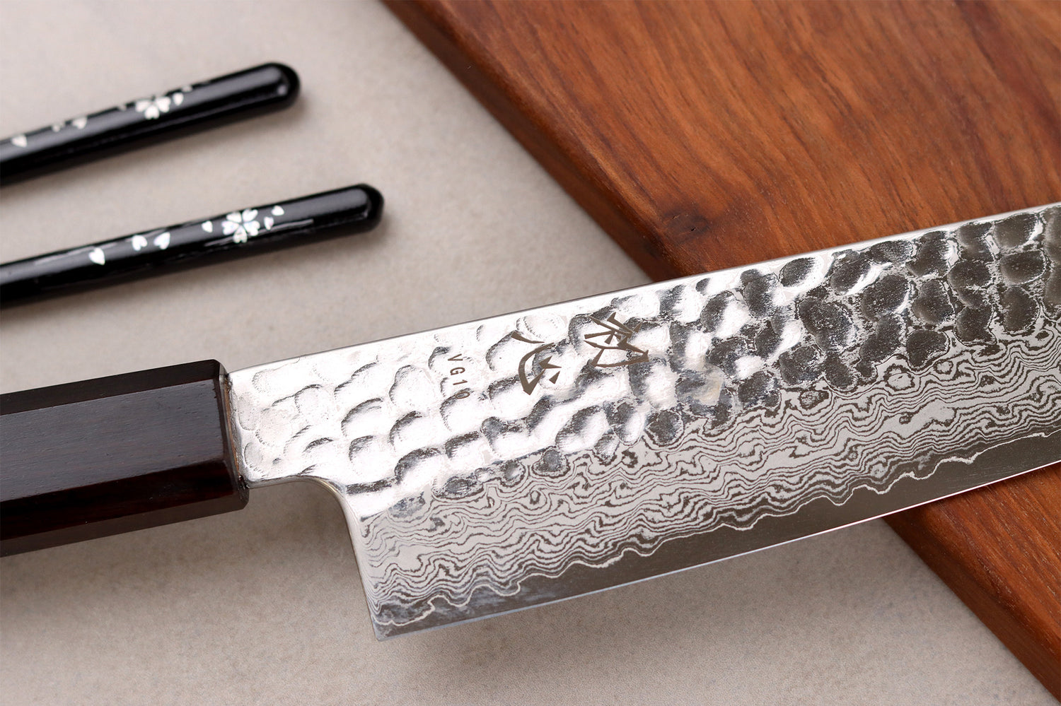 Couteau santoku 18cm japonais artisanal Hatsukokoro Hayabusa VG10 Damas Tsuchime