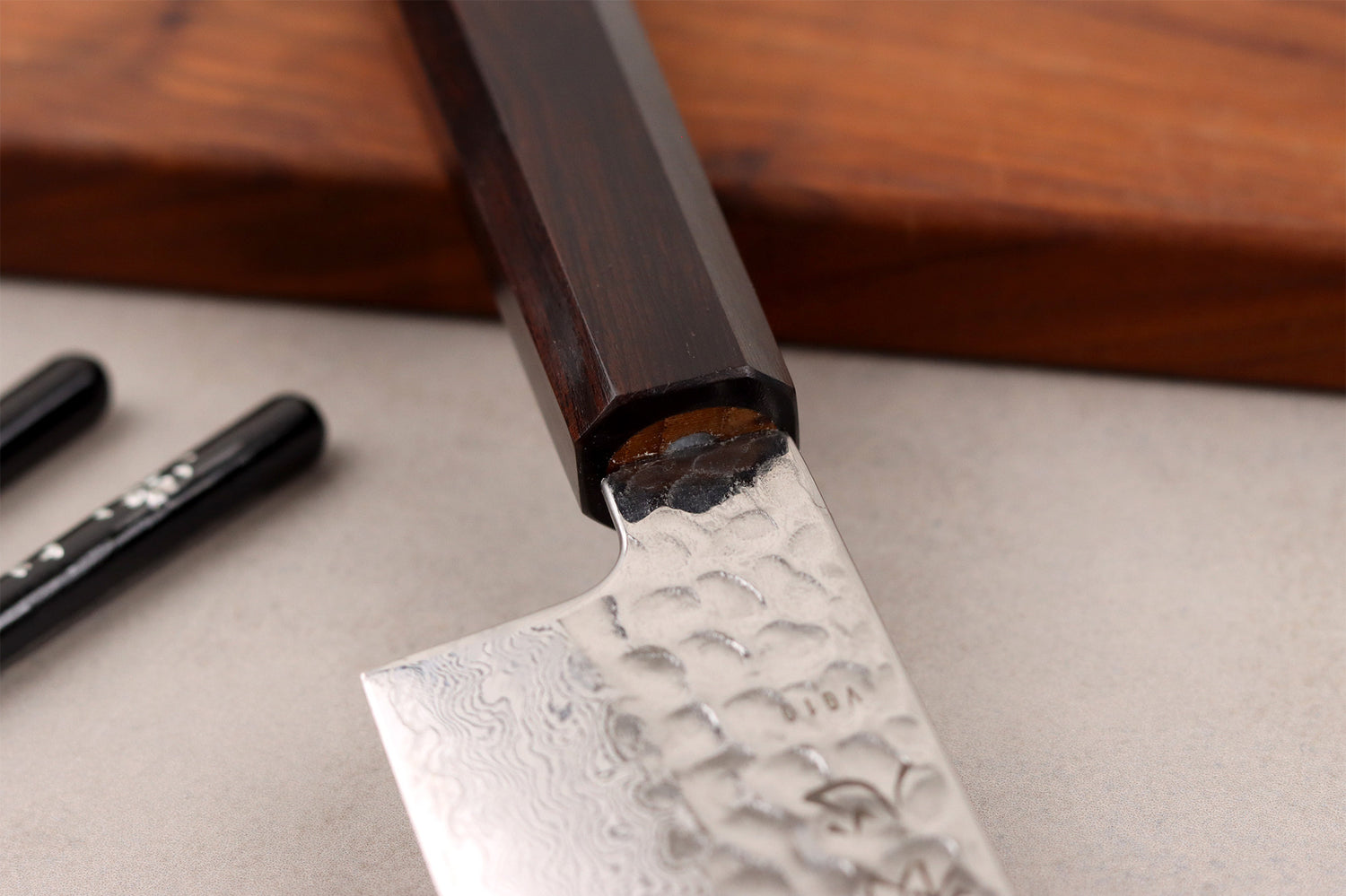 Couteau santoku 18cm japonais artisanal Hatsukokoro Hayabusa VG10 Damas Tsuchime