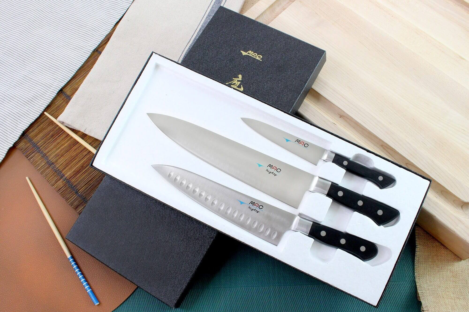 Coffret de 3 couteaux japonais MAC Professional office + chef alvéolé 20cm + chef 24cm