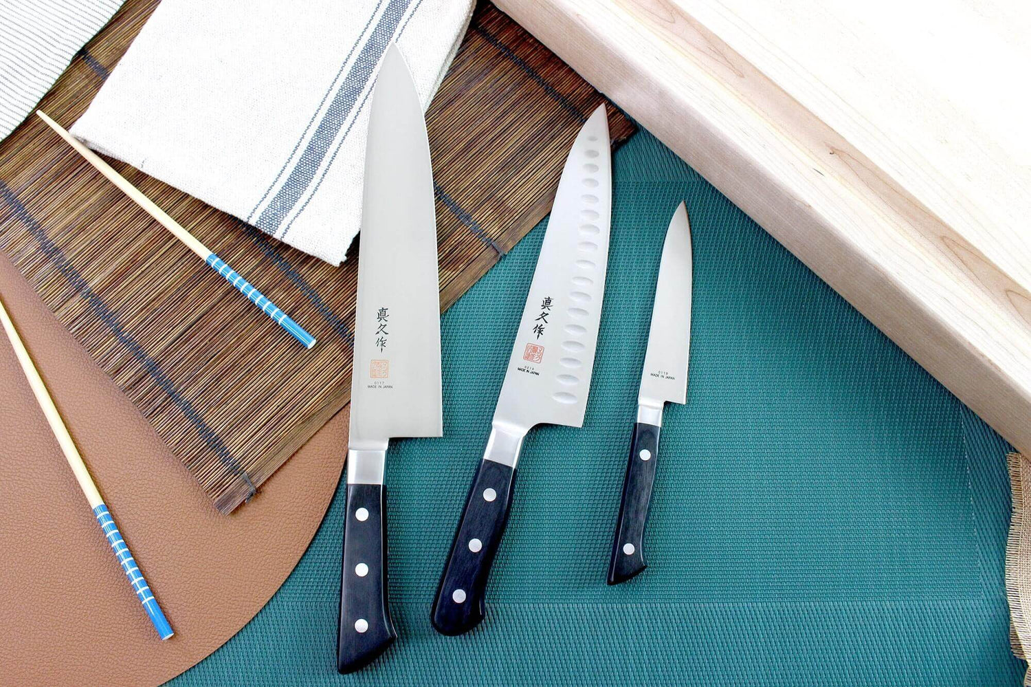 Coffret de 3 couteaux japonais MAC Professional office + chef alvéolé 20cm + chef 24cm