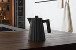 Bouilloire électrique Alessi Plissé noire design par Michele De Lucchi - 1 L