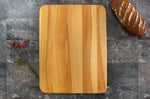 Planche à découper Wusaki en bois de hêtre certifié FSC avec rigole - 40 x 30 x 1,9 cm