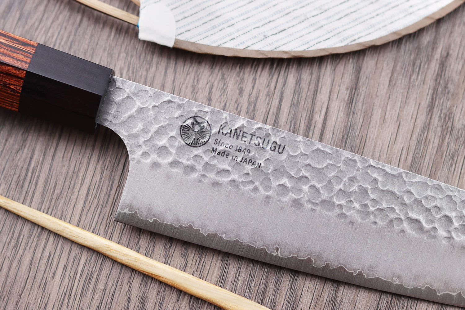 Couteau de chef japonais Kanetsugu Heptagon Uto martelé 20cm