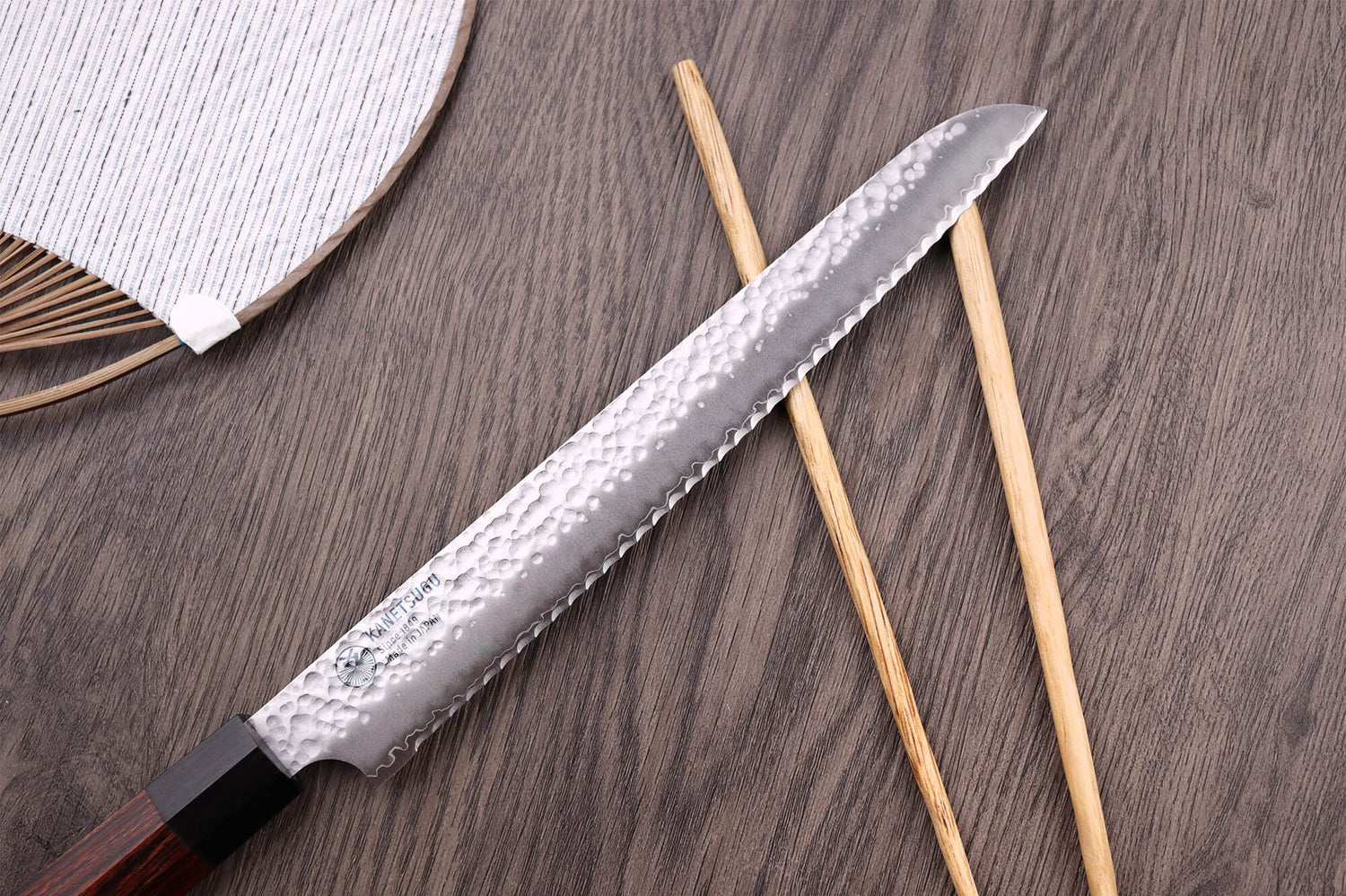 Couteau à pain japonais Kanetsugu Heptagon Uto martelé 21cm