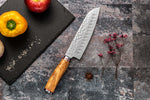 Couteau santoku Wusaki Damas 10Cr alvéolé 18cm manche en olivier