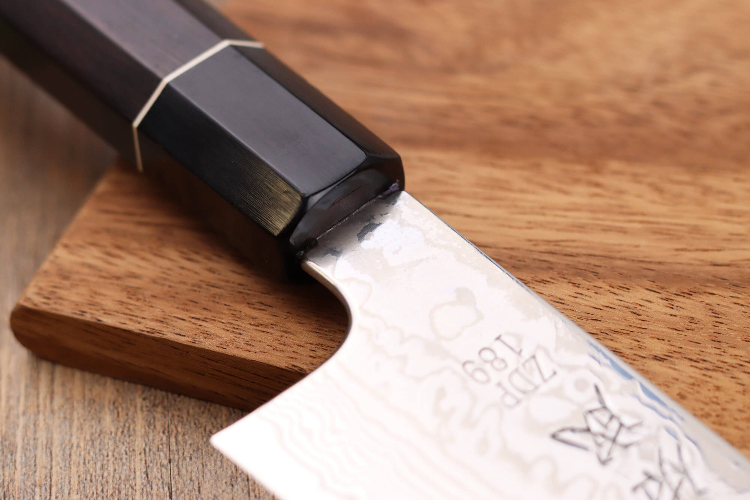 Couteau kiritsuke 21cm japonais artisanal Sukenari ZDP-189 damas manche en ébène