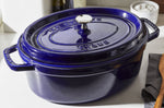 Cocotte Staub ovale en fonte émaillée bleu intense