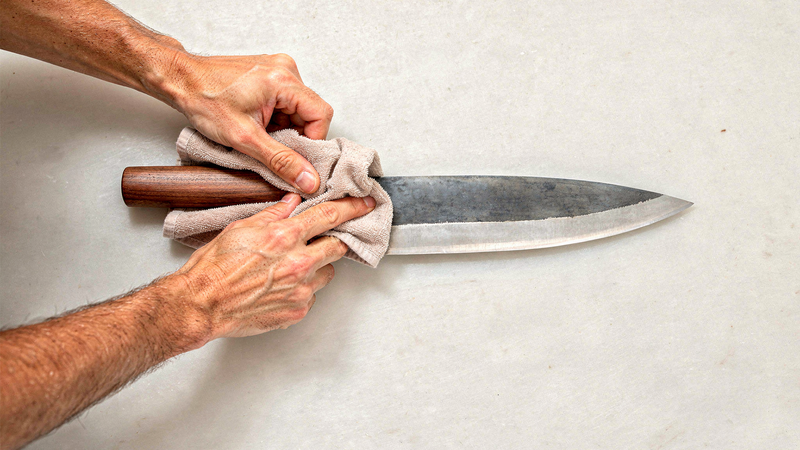 Comment entretenir et traiter un manche de couteau en bois ?